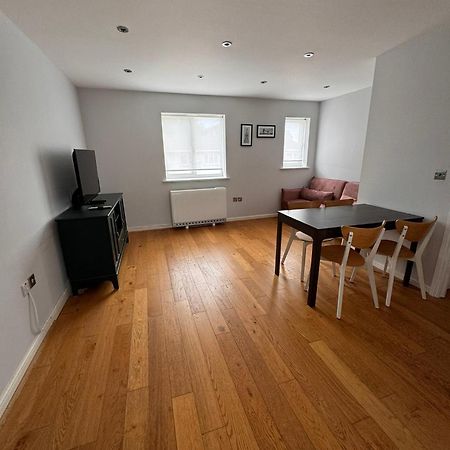 2-Bedroom Flat Walking Distance To Excel London - Perfect Location! 외부 사진