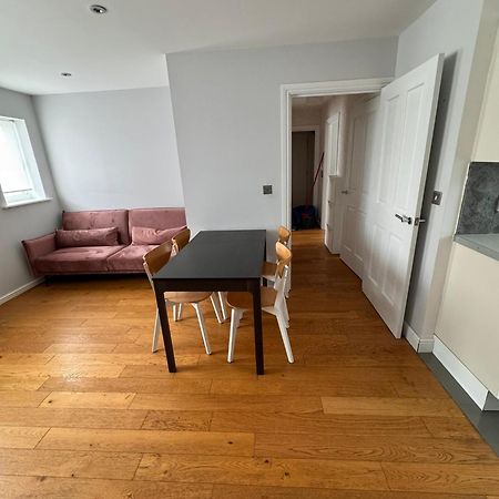 2-Bedroom Flat Walking Distance To Excel London - Perfect Location! 외부 사진